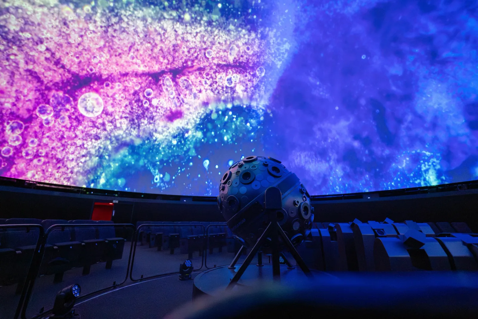 Documentation from the Echoes in Orbit fulldome performance in Berlin.
